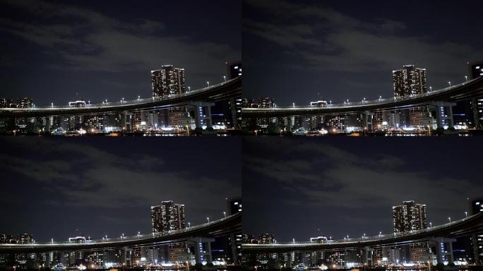 晚上彩虹桥上的和平交通。