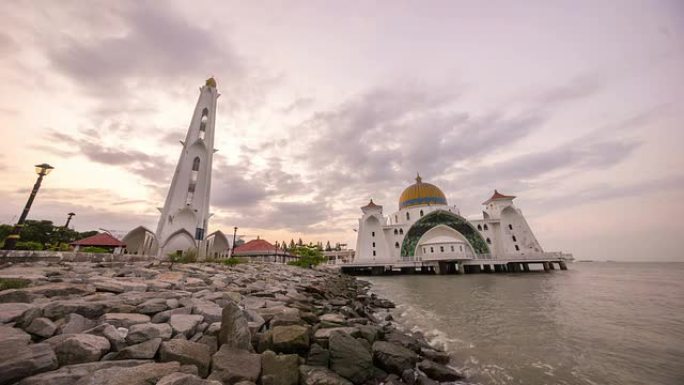 在马六甲海峡清真寺美丽的日出与移动和变化的彩云的延时4k镜头。