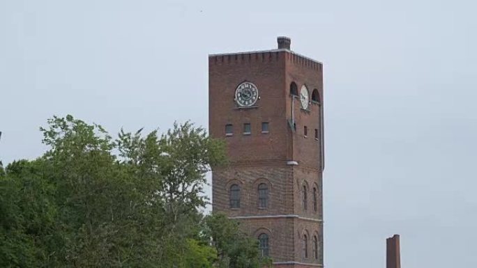 墙上挂着钟的大塔
