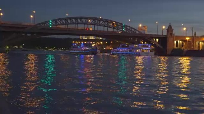 照亮的夜河、桥梁和堤岸景观