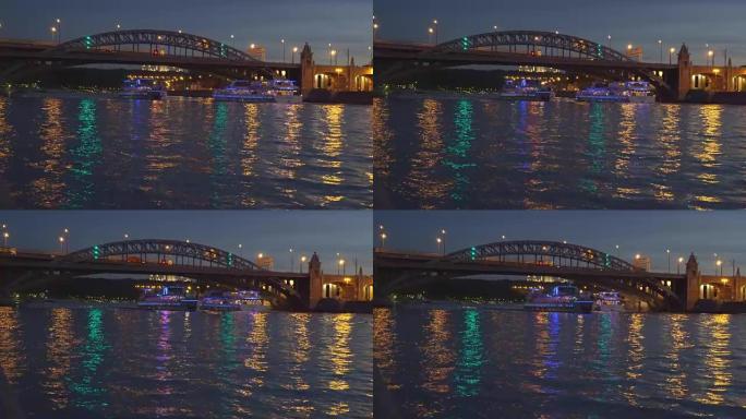 照亮的夜河、桥梁和堤岸景观