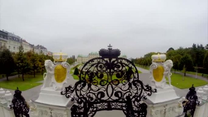 维也纳金门丽城宫的美丽建筑。美丽的空中拍摄欧洲，文化和风景，相机在空中平移。无人机在欧洲陆地上空飞行