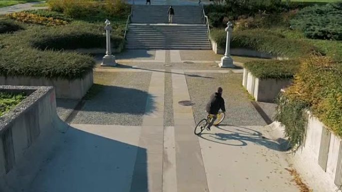 骑自行车的人将相机引向公园的城堡