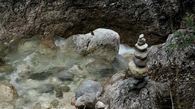 堆积石头的阿尔卑斯河