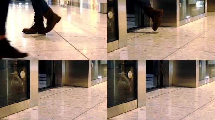 穿靴子的女人进入电梯