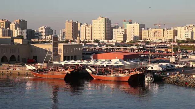 沙迦市渔港的传统阿拉伯单桅帆船