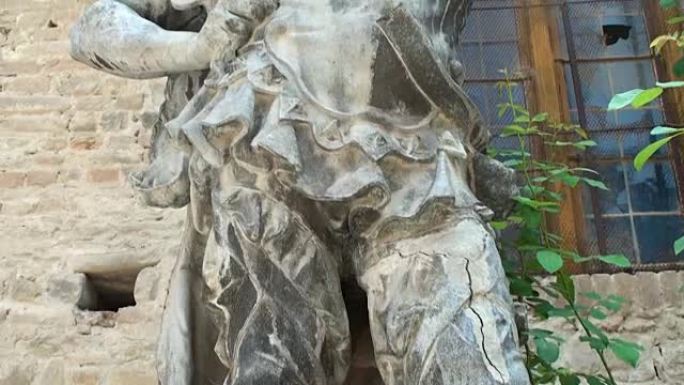 哥特肌肉发达的战士的古代雕像