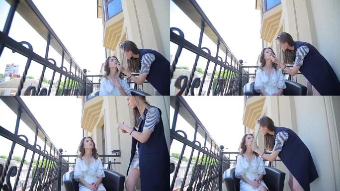 化妆师在阳台上为新娘画嘴唇