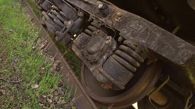 轨道上的旧火车轮。