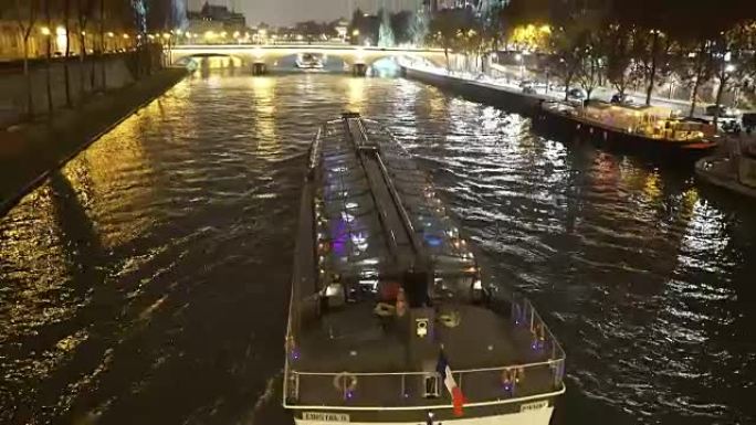 塞纳河上巴黎观光船的绝佳镜头