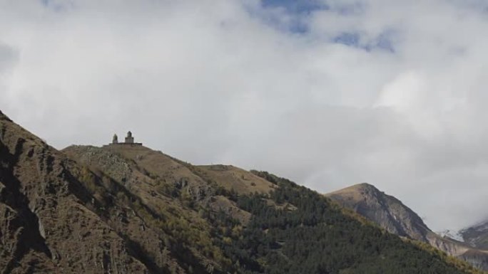 高加索山脉卡兹别克山附近的古格尔格蒂三一教堂。