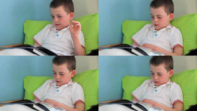 小男孩在家快乐地读书