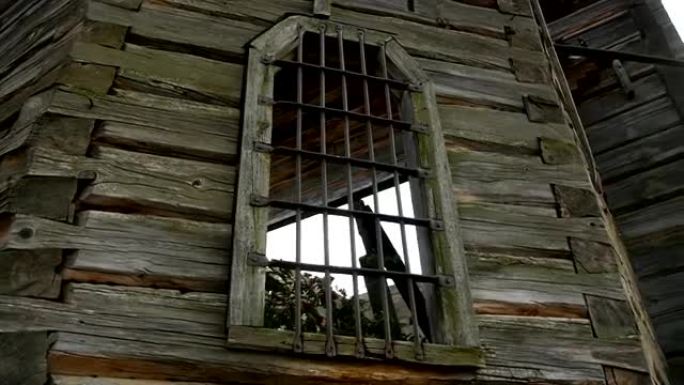 古老的木制教堂中带有铁门的窗户