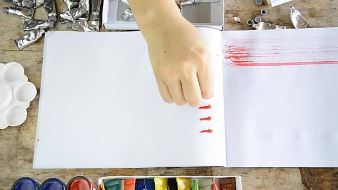 女人用颜色画斯托克为你的演示文稿或笔记本上的文字 (演示概念)