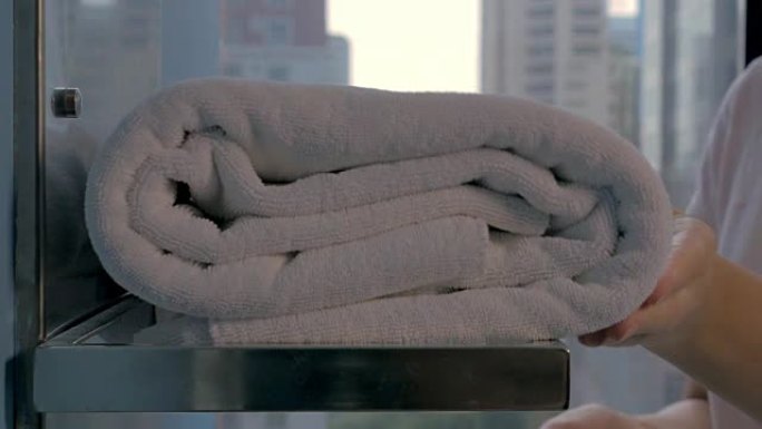 管家在酒店浴室放置浴巾