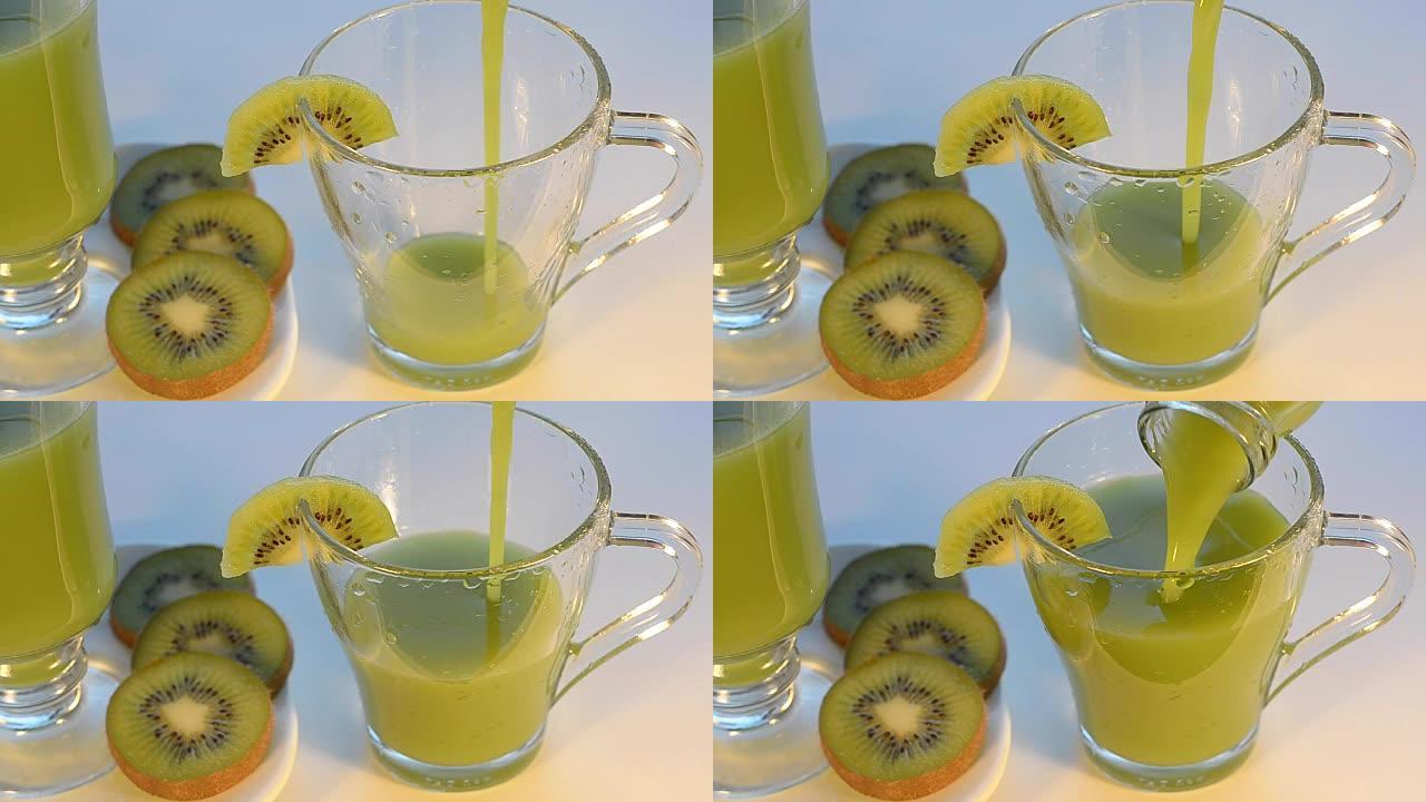 将猕猴桃汁倒入杯子中，然后加入水果块。选择性聚焦，人造光。
