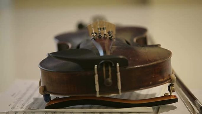 音符书上的旧小提琴