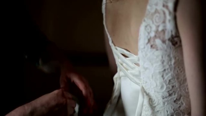 新娘紧身胸衣被绑起来了