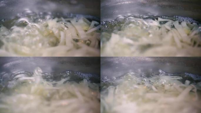 切成薄片的白菜在平底锅中煮熟