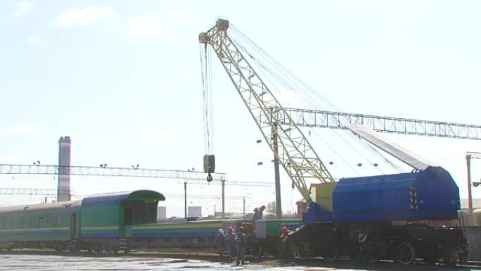 铁路工人在车站用大型起重机装载货车