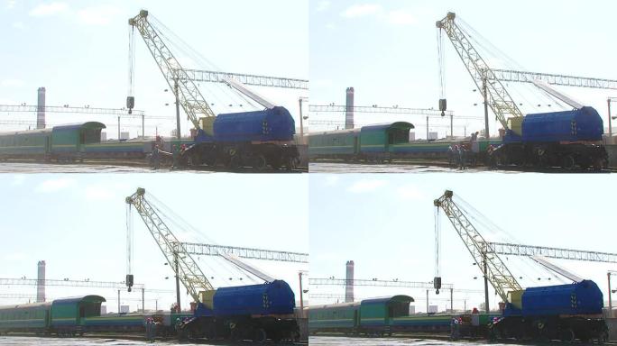 铁路工人在车站用大型起重机装载货车