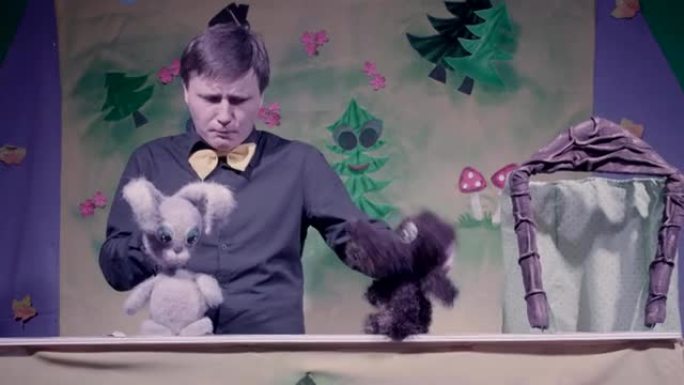 木偶剧院的漫画表演。玩具兔子和狗。