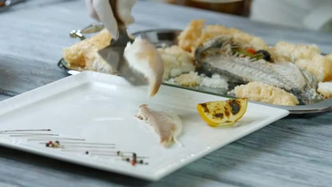 抹刀将鱼放在盘子里。