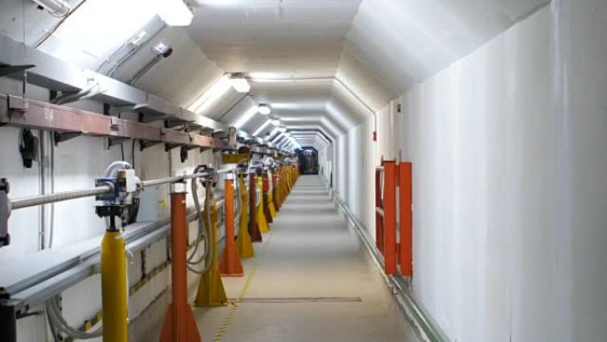 隧道里非常美丽的闪烁。灯在隧道里闪烁。实验室科学
