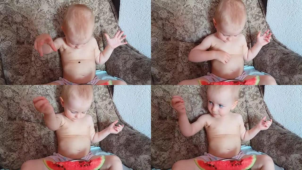 宝宝吃西瓜玩得开心
