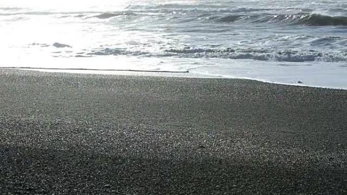 冰岛维克黑沙滩上的海浪