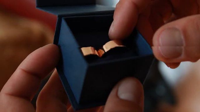美丽的金色结婚戒指
