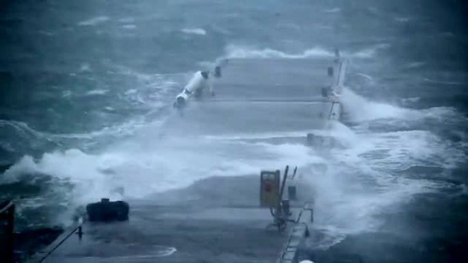 船舶码头在飓风中猛烈摇摆，冰岛雷克雅未克关闭