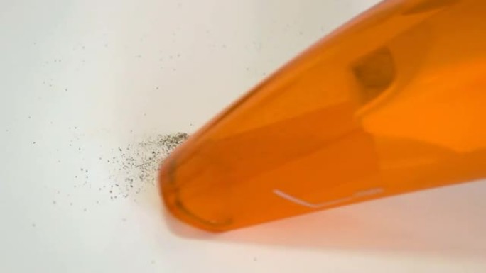 用手持式真空吸尘器清洁