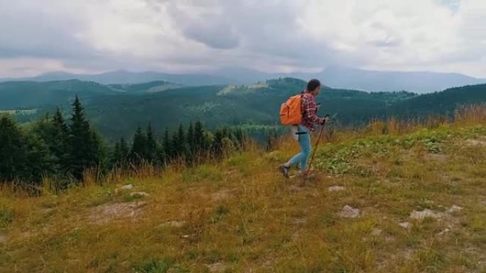 装备精良的女性在山上徒步旅行