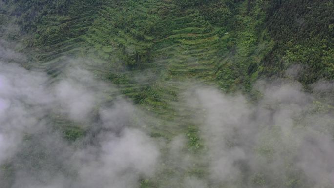 云雾中的连南瑶寨（清远）