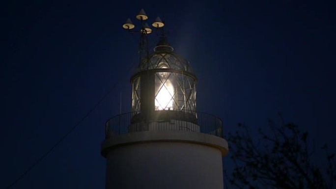 海上灯塔在夜间闪烁