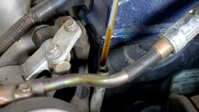 技术人员检查汽车发动机润滑油油位的维护概念