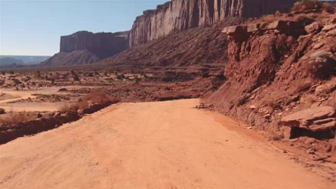 驾驶美国: 犹他州亚利桑那州纪念碑谷崎rough不平的道路上的车载摄像头