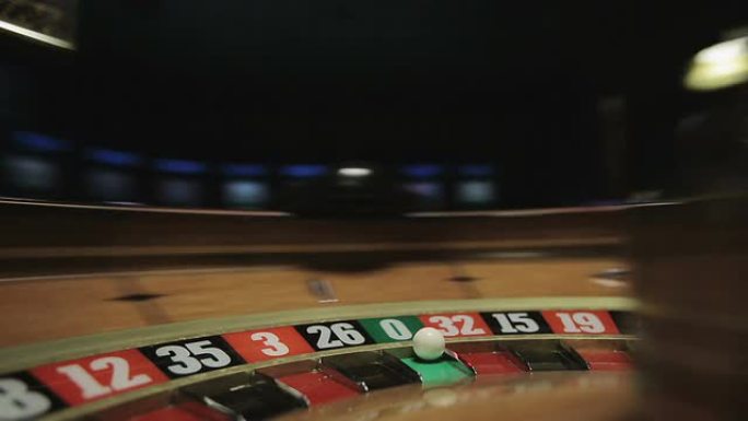 赌场:轮盘赌的运动，球停在绿色零