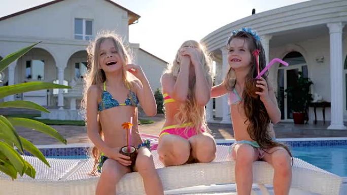 小八卦，泳池附近的有钱孩子讨论少女秘密，暑假的儿童名人，儿童派对