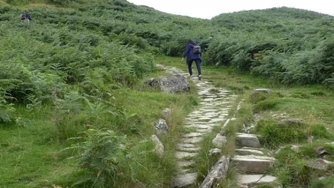 女人爬山路