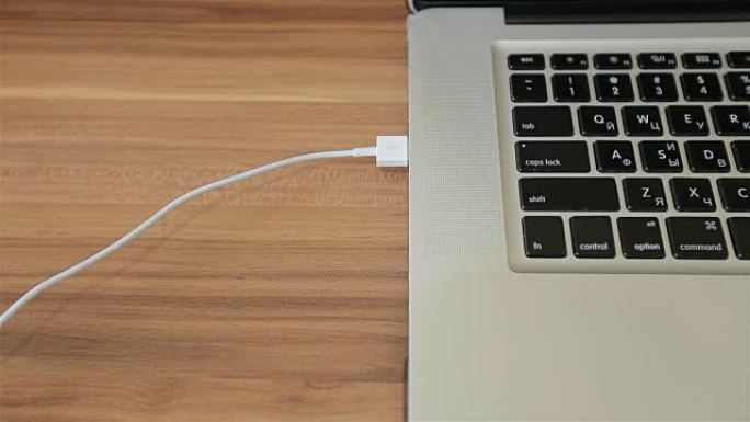 将USB电缆插入/拔出笔记本电脑。USB连接，插座特写
