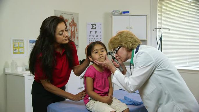 儿科医生检查患病儿童的耳朵