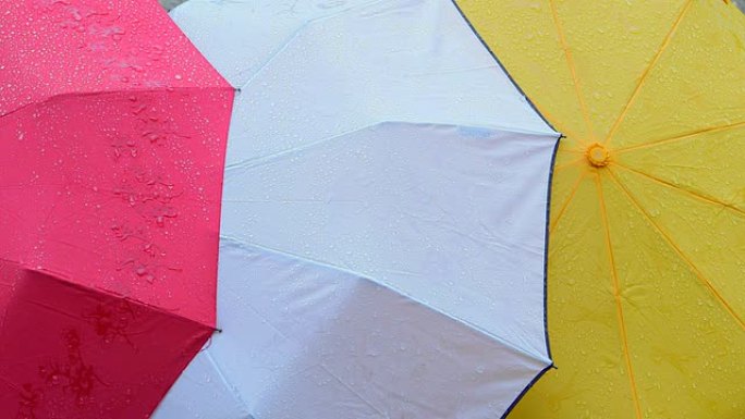 湿彩色雨伞背景