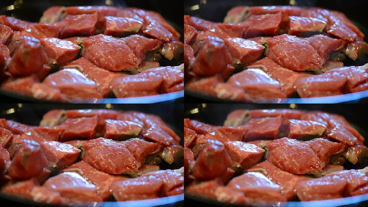 用铸铁煎锅烹饪牛肉