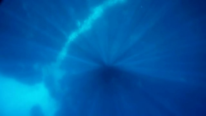 太阳光线在相机后面，掉进水里。