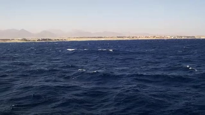 在红海游船上乘船游览埃及西奈半岛海岸