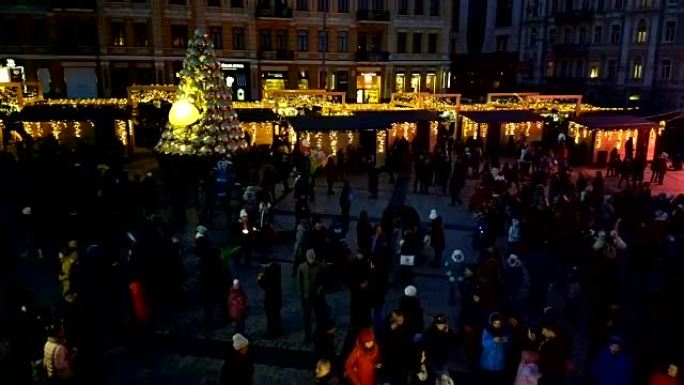 乌克兰基辅-2015年12月27日: 索菲耶夫斯卡广场，12月上有圣诞风景。人们走在主要的城市广场上