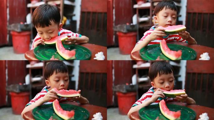 可爱的亚洲宝宝吃西瓜
