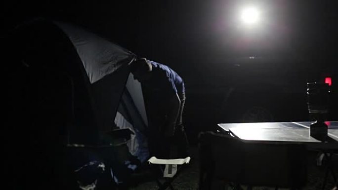 夜间拍摄的人完成搭建帐篷。